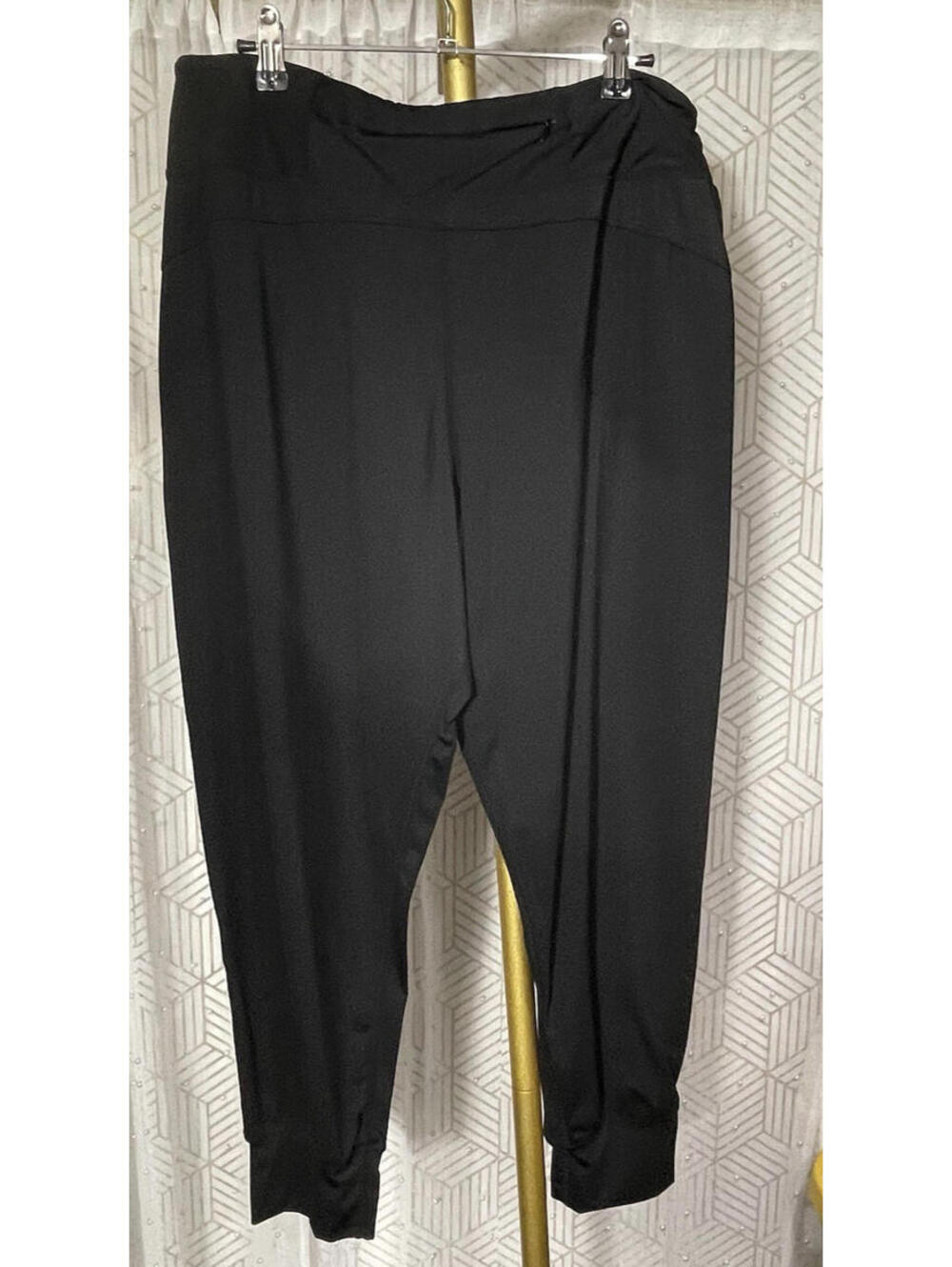 Soothfeel Black Joggers With Back Zipper Pocket Size 25.5 inseam  XXL Activewear